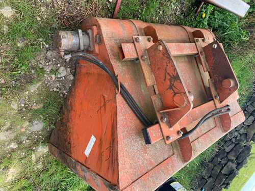 Feed mixer bucket including manitou brackets