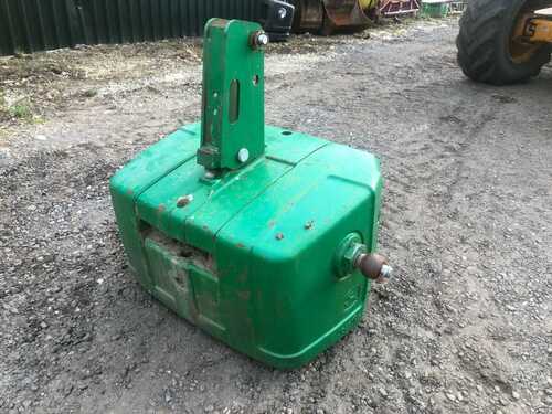 JOHN DEERE FRONT WEIGHT BLOCK 750KG APPROX THREE POINT LINKAGE - NO VAT