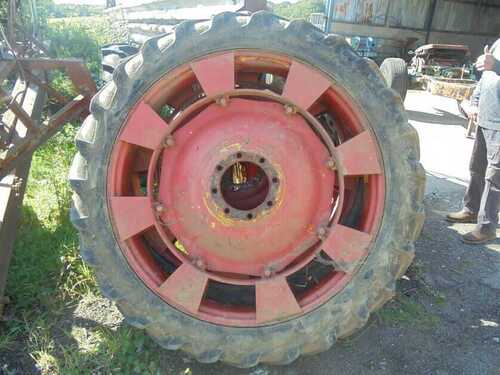 SET OF 4 TYRES AND WHEELS FOR AGRICULTURAL MACHINES