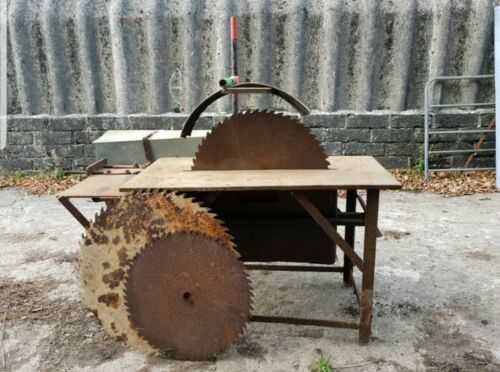 Vintage Pto tractor saw bench in working order with 3 blades.