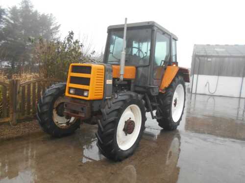 4 WD Renault R7722 Diesel Tractor. Road Reg'd and V5 Yr 1985. Reliable Good Runner