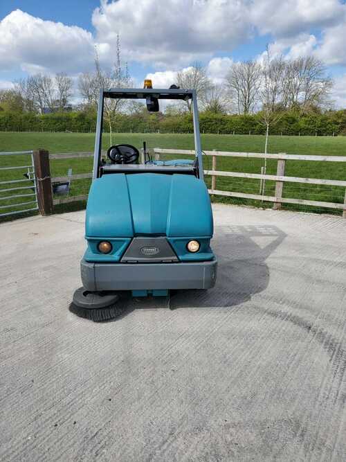 RIDE ON SWEEPER TENNANT S20, GAS POWERED.